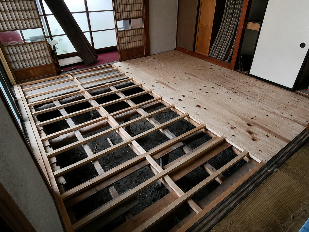 施工中の床下地（根太の組み直しと合板貼り）