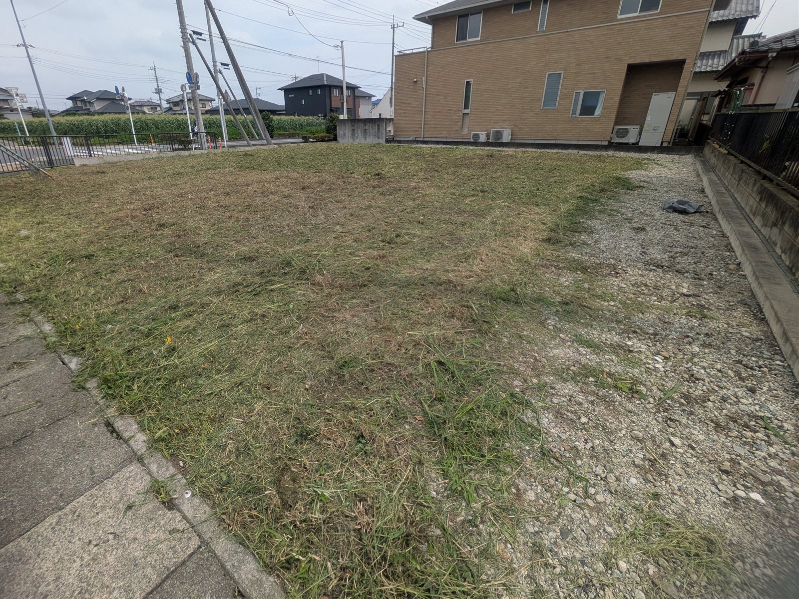 草刈り後の敷地